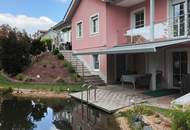 Ein einzigartiges Zweifamilienhaus mit Schwimmteich.