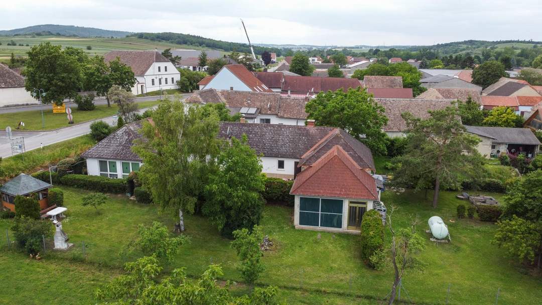 Bungalow mit Nebengebäude und großem Garten