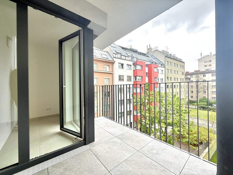 BEZUGSFERTIG: Neubau-Erstbezug mit Freifläche und Küche!