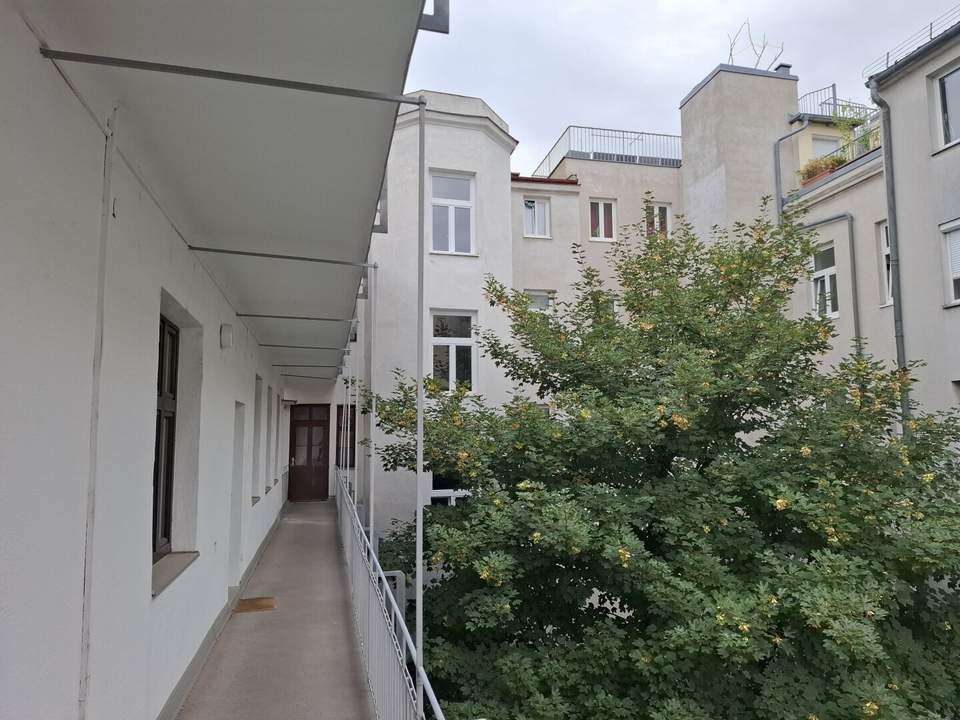 Mittelzinshaus mit strukturierter Fassade in Kaisermühlen - UNO-City/Alte Donau