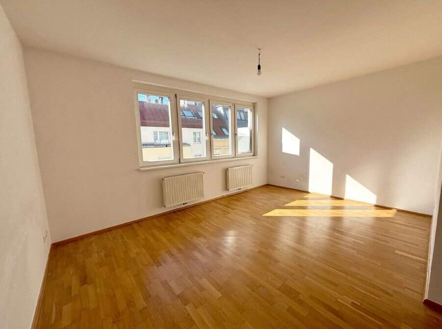 Singlewohnung! Dachgeschosswohnung Nähe U3 Kardinal Nagel Platz