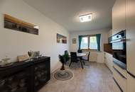 *** Hochwertig möbliert & top saniert: Stilvolle 74m²-Wohnung mit Loggia in ruhiger Lage + Carport ***