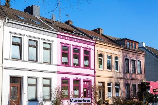 Zwei moderne Reihenhäuser (Bj. 2022) – eines nahezu fertiggestellt