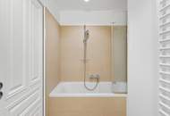 Hochwertig sanierte Altbauwohnung mit Freiflächen