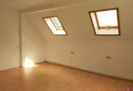 Ruhige Lage mit Gartennutzung! Renovierungsbedürftige Dachgeschoßwohnung