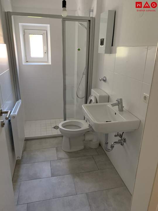 Neu, modern &amp; einzigartig - Wohnen mit Charakter in Steyr Münichholz! Umfassend sanierte 2 Zimmer-Wohnung mit außergewöhnlichem Grundriss, praktischem Abstellraum und Luxus-Badezimmer mit ebenerdiger Dusche!