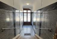 UNBEFRISTET - helle 2,5-Zimmer Dachgeschosswohnung mit Wohnküche, Schrankraum, 26 m2 Dachterrasse und Kellerabteil nahe Schönbrunn