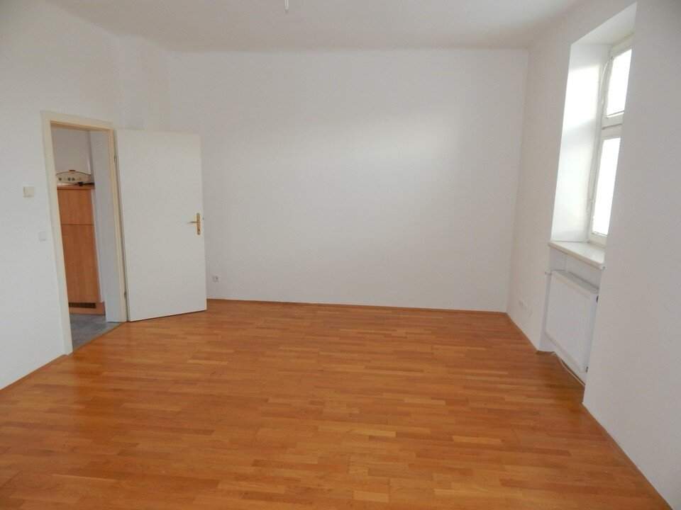 Helle 2 Zimmer Wohnung mit Balkon und PKW-Stellplatz