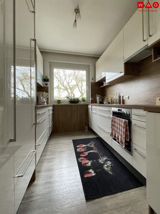 Über den Dächern von Steyr: lichtdurchflutete 3-Zimmer-Wohnung im letzten Stock mit Loggia, Tiefgarage und hochwertige Möbelablöse – stilvoll wohnen mit sonnigem Ausblick und zentraler Lage!