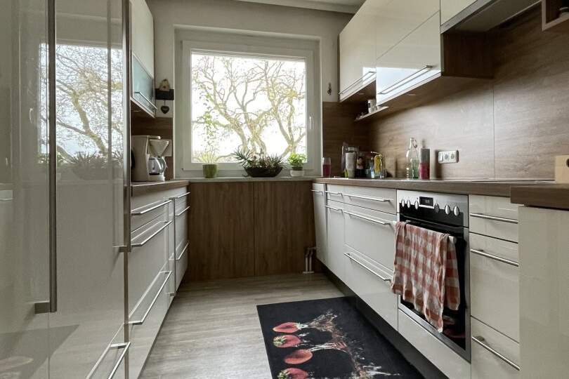 Über den Dächern von Steyr: lichtdurchflutete 3-Zimmer-Wohnung im letzten Stock mit Loggia, Tiefgarage und hochwertige Möbelablöse – stilvoll wohnen mit sonnigem Ausblick und zentraler Lage!, Wohnung-miete, 879,63,€, 4400 Steyr(Stadt)