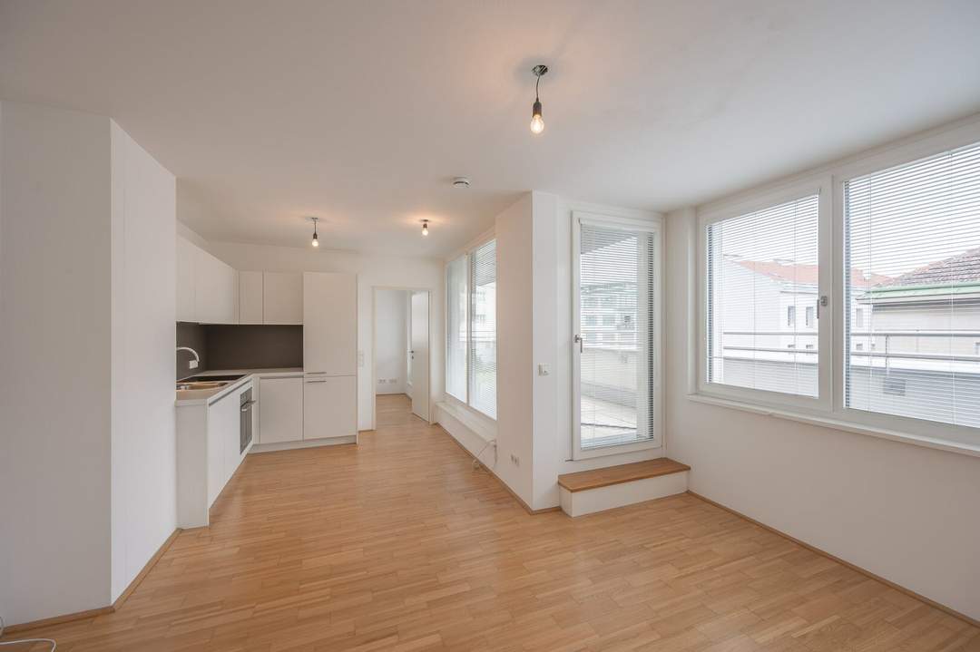 ab 1.2.25: praktisch aufgeteilte helle 2 Zimmer Dachgeschosswohnung mit Terrasse