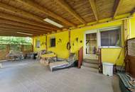 ZWEI WOHNHÄUSER - TRAUMHAFTER BUNGALOW UND KLEINES SOMMERHAUS SAMT PARKÄHNLICHEM GARTEN MIT HERRLICHEM ALTBAUMBESTAND