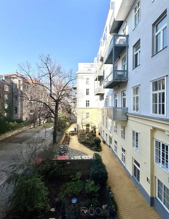 Altbau mit Balkonoption beim Belvedere in sehr schöner Liegenschaft!