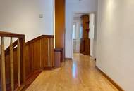 Geräumiges Ein- bzw. Zweifamilienhaus mit Wirtschaftsgebäude