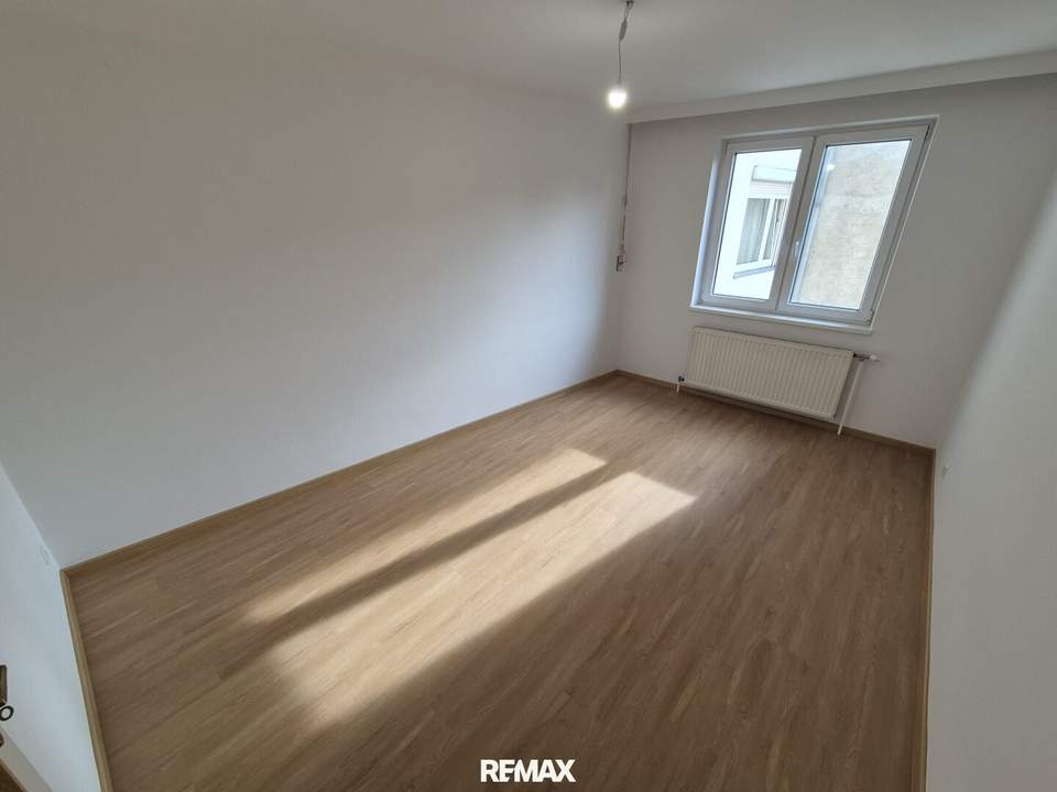 Komplett sanierte und helle 2-Zimmer-Wohnung mit Lift nur 5 Minuten zu Fuß zu U-Bahn und Schnellbahn!