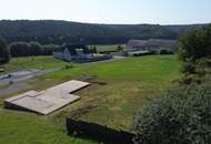 sehr sonniges und ruhiges Baugrundstück mit Bodenplatte