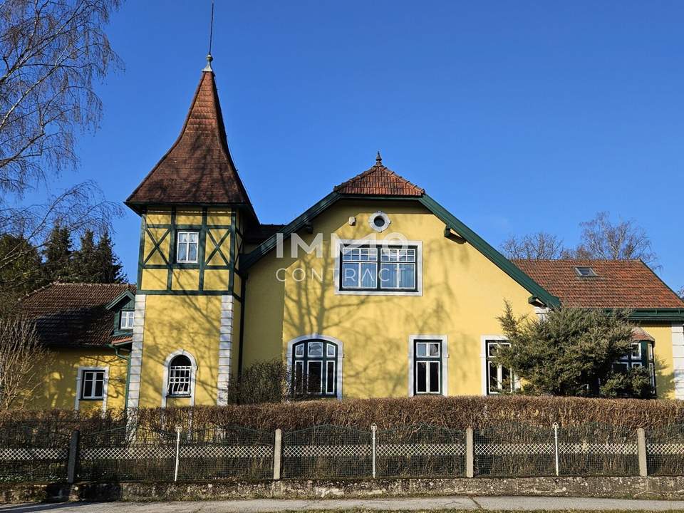 Repräsentative Villa in Zwettl mit 2137 m² Grundstück - Wohnen und Arbeiten stilvoll vereint