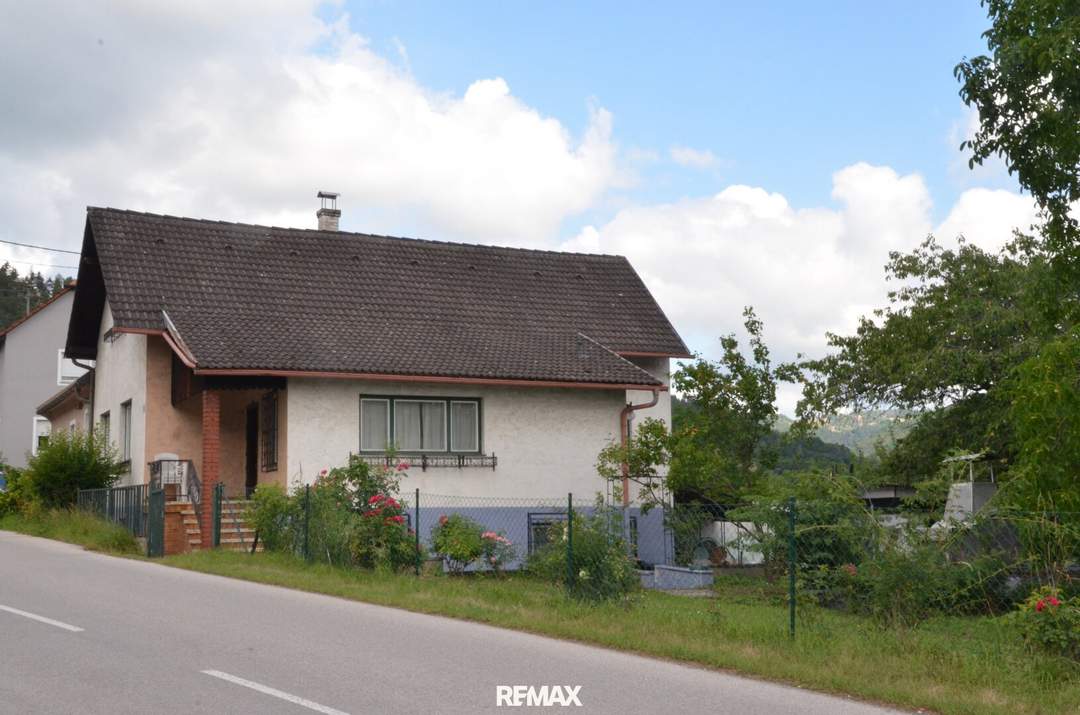 Charmantes Einfamilienhaus mit großem Naturgarten, Gewölbekeller und herrlichem Ausblick