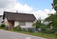 Charmantes Einfamilienhaus mit großem Naturgarten, Gewölbekeller und herrlichem Ausblick
