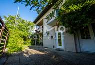 Zweifamilienhaus in schöner grüner Lage mit Swimming-Pool, Sauna.