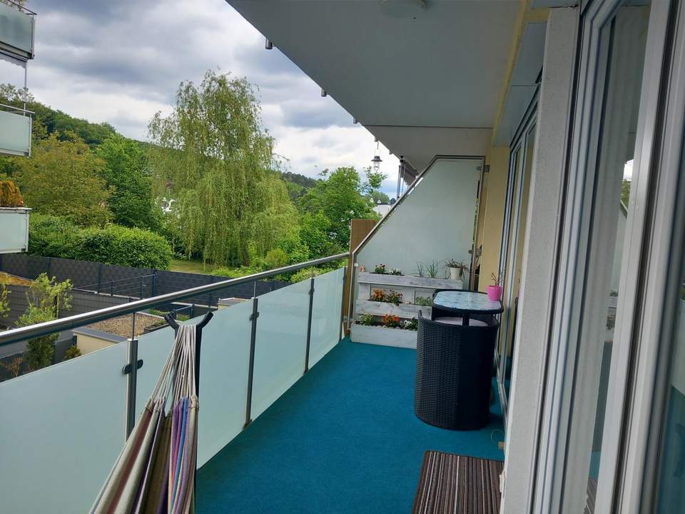 MÖBLIERTE STARTER-WOHNUNG MIT BALKON UND GARAGENPLATZ