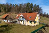 LANDHAUSVILLA mit HOF-ENSEMBLE, GÄSTEWOHNUNGEN UND ENTWICKLUNGSPOTENTIAL