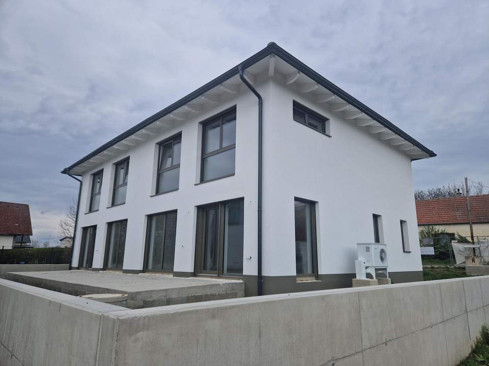WOHNEN AN DEN DONAUAUEN UND AM WAGRAM: MODERN, MASSIV & HOCHWERTIG WOHNEN IN DER WEINREGION WAGRAM MIT BESTER INFRASTRUKTUR UND VERKEHRSANBINDUNG