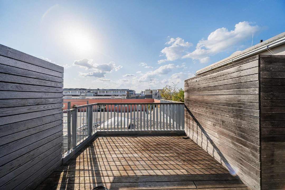 Sehr helle und klimatisierte DG Wohnung mit schöner Terrasse und Fernblick!!!