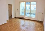 TERRASSENHIT, UNBEFRISTET, 86 m2 Altbau mit 30 m2 Freifläche, 3 Zimmer, Komplettküche, Wannenbad, Parketten, Hofruhelage