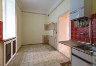 HOFRUHELAGE mit GRÜNBLICK | Sanierungsbedürftiger Altbau | Ca. 8,5 m² Balkon-Option (baubewilligt) | Nähe Einsiedlerpark, U4 Margaretengürtel, künftiger U2-Station Reinprechtsdorfer Straße