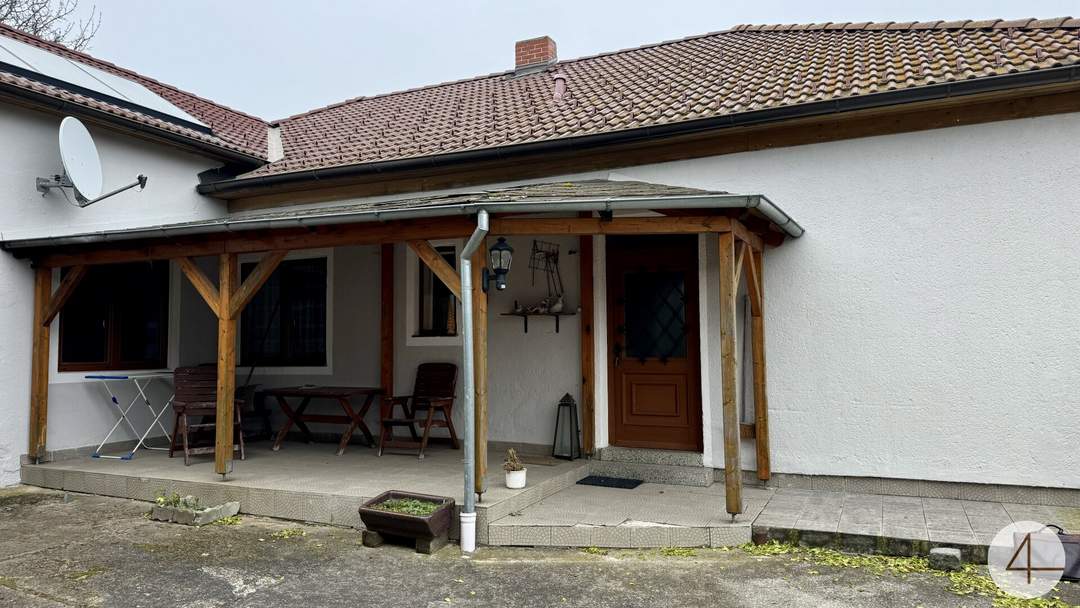 Ortsrandlage Bauernhof mit 2 großen Hallen