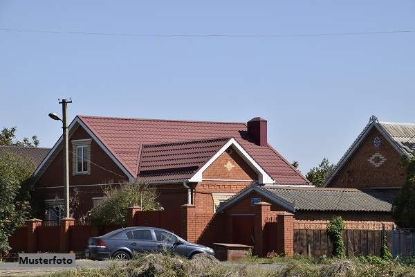 Großes Einfamilienhaus mit Terrassen und Garage