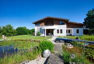 Exklusivität und Privatsphäre pur auf 2.610 m2 Grundfläche! Von der Terrasse in den Schwimmteich.