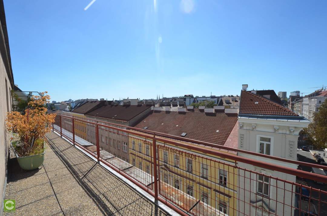 CHRISTOPH CHROMECEK IMMOBILIEN - 1090 WIEN - Renovierungsbedürftige Dachgeschoßwohnung mit Terrasse!