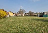 FAST EBENE, SONNIGE BAUGRUNDSTÜCKE IN RUHIGER DORFLAGE