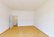 2-Zimmer-Wohnung mit großzügiger Loggia in saniertem Altbau