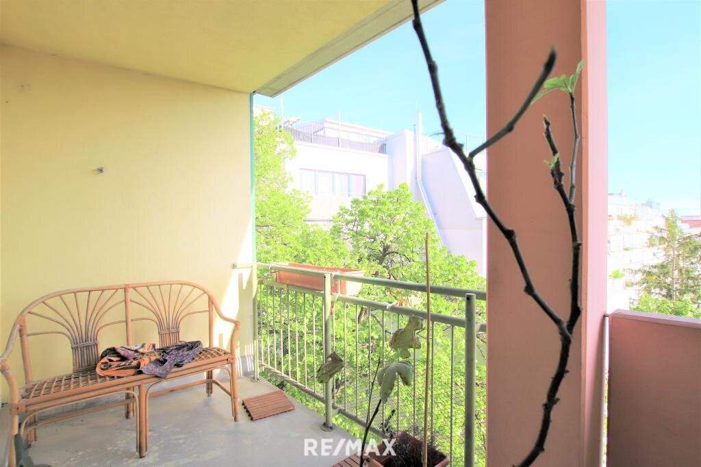 2 Zimmer + Loggia mit tollem Ausblick (4. Liftstock) + separate Küche, Garagenplatz inkl.