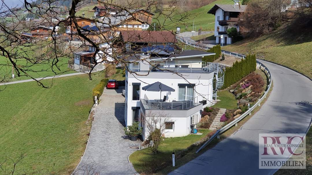 Vom Paarrefugium zum Familienhaus – wandelbar, energieautark und mit traumhaftem Ausblick