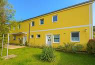 Sanierungsbedürftiges Mehrfamilienhaus mit großem Grundstück und hoher Bebauungsdichte