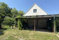 Sanierungsbedürftiges Haus mit Nebengebäude und Carport