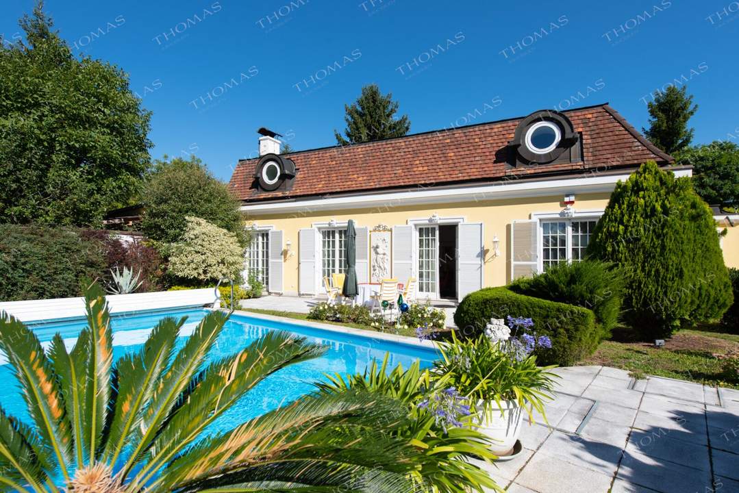 Elegante Einfamilienvilla mit Wellnessbereich & Pool in bester Lage von Mauer