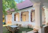 Traditioneller Dreikanthof mit uneinsehbarem Arkadenhof-Innenhof und großen Entwicklungspotenzial