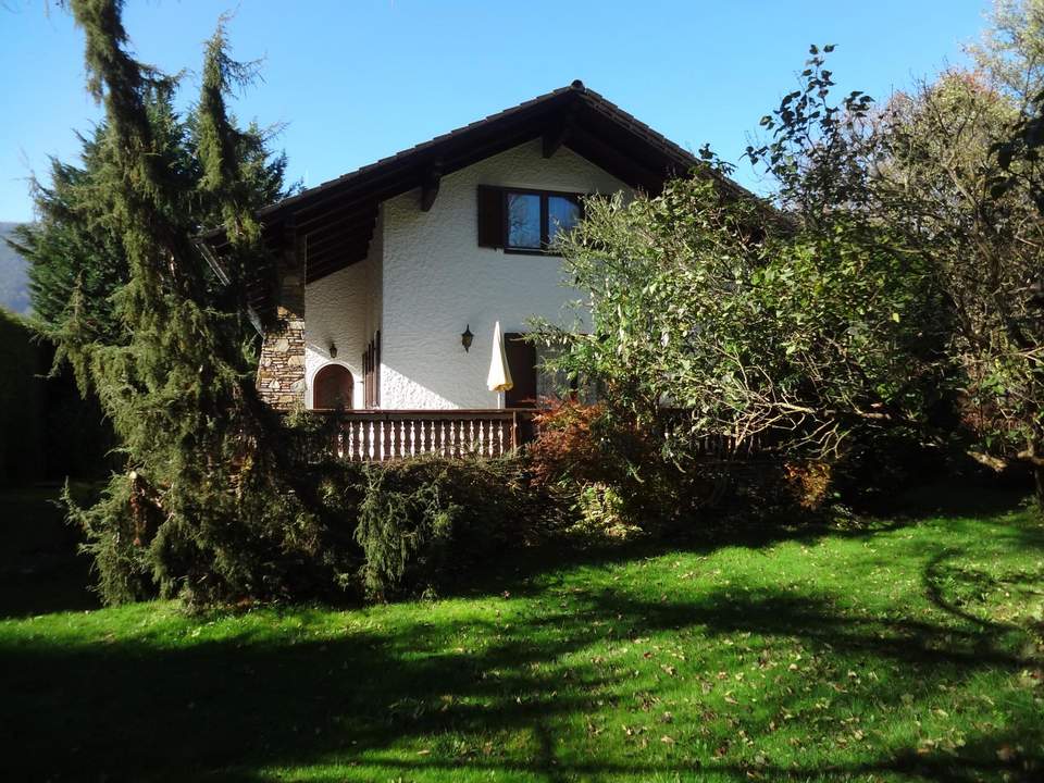 SCHMUCKES LANDHAUS MIT UNEINSEHBAREN GARTEN IN SCHÖNER, SONNIGER LAGE!