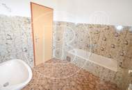 Großes Eckgrundstück mit renovierungsbedürftigem Haus!