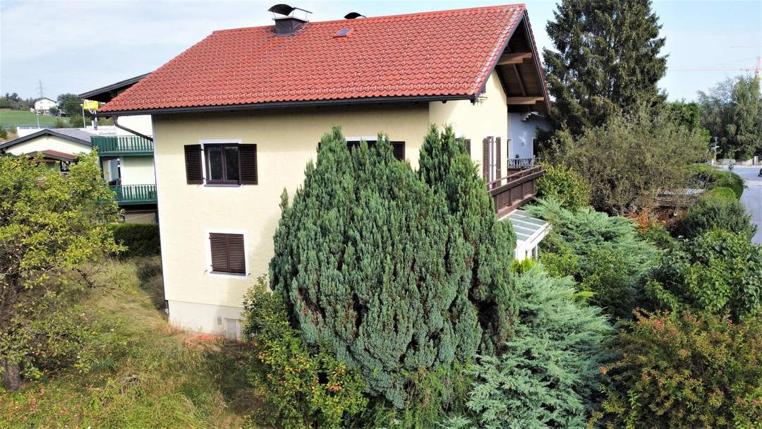 Ein- bis Zweifamilienhaus mit Garage aus den 70ern