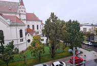 TOPGELEGENHEIT! EIGENHEIM MIT POTENTIAL, 113 m2 Neubau mit Loggia, 4 Zimmer, Küche, 2 Bäder, teilmöbliert, 3. Liftstock, Enkplatz