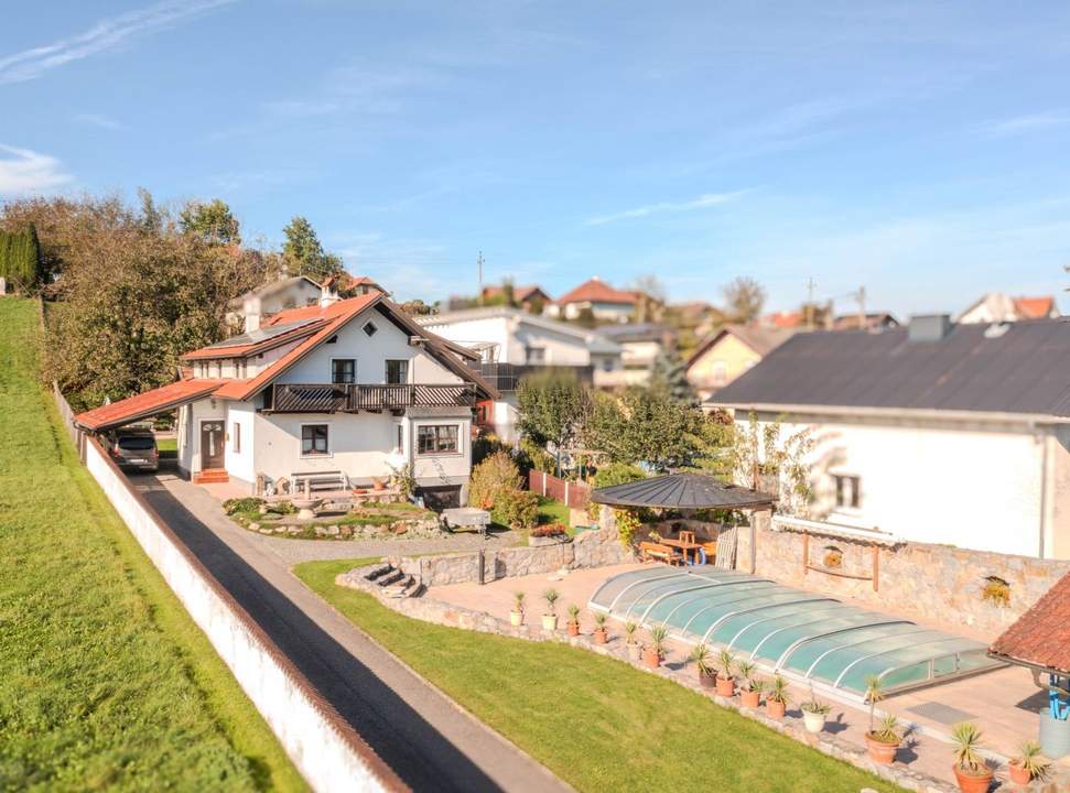 Wohnhaus mit idyllischer Außenanlage