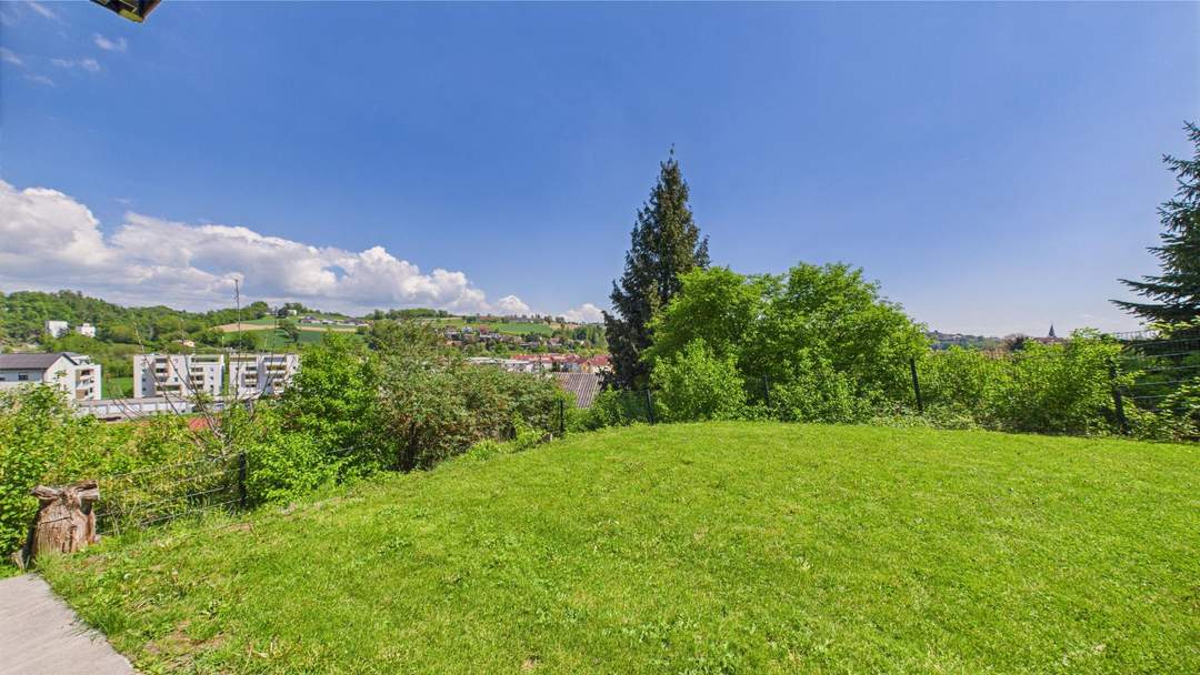 Traumhafte Haushälfte mit Fernblick, großem Garten und exklusiver Ausstattung