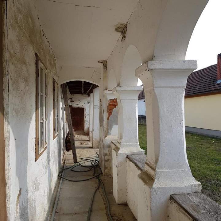 Streckhof mit Arkadengang und Baugrundstück