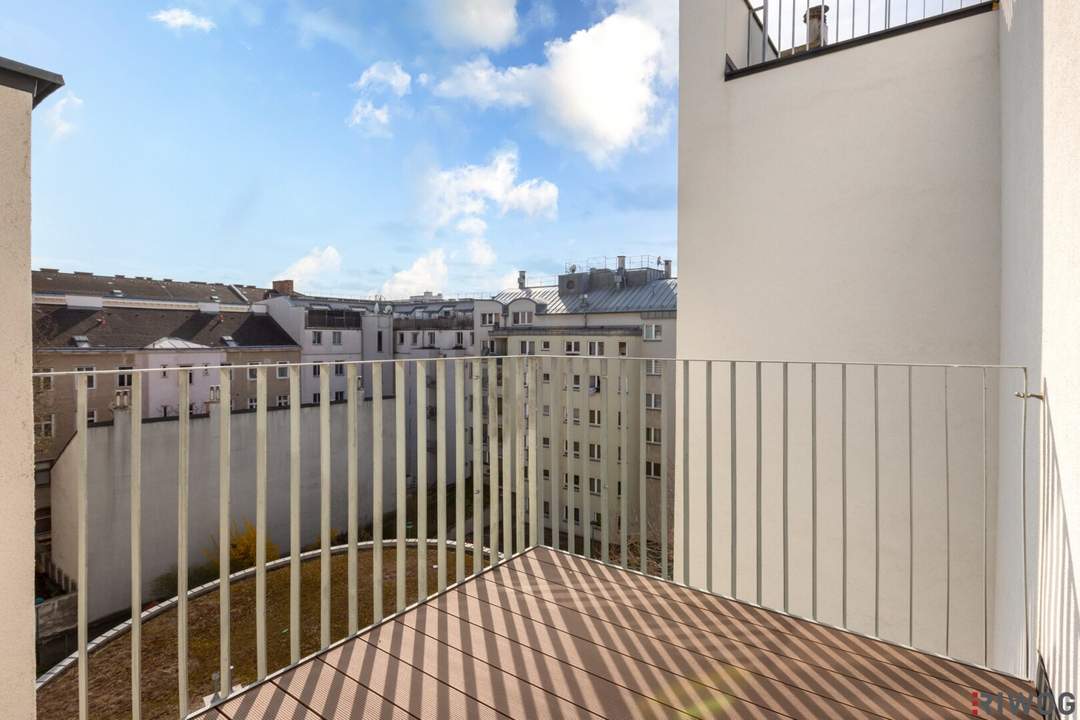 ERSTBEZUG // 3 ZIMMER DACHGESCHOSSWOHNUNG MIT BALKON + MODERNE MARKENKÜCHE MIT GERÄTEN // ERLACHPARK